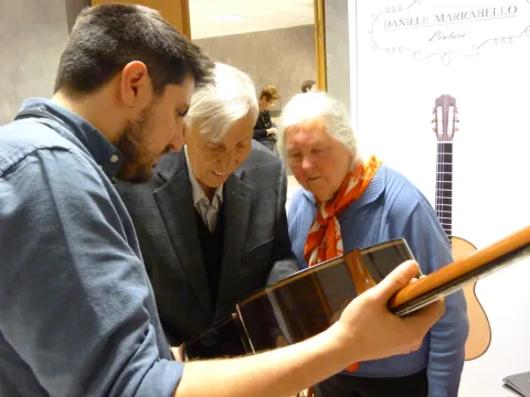 José Roanillos and the guitar makers 48