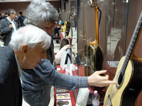 José Roanillos and the guitar makers 21