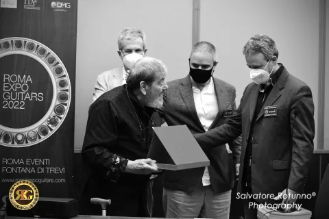 Lifetime Achievement Award to M ° Oscar Ghiglia 11