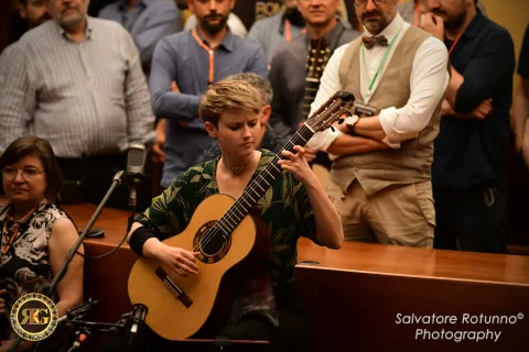 Stephanie Jones and the "Arcimbolda" Guitar 6