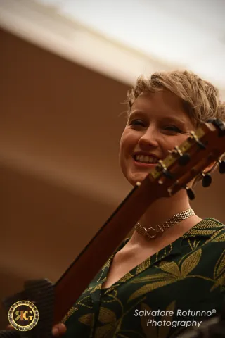 Stephanie Jones and the "Arcimbolda" Guitar 12