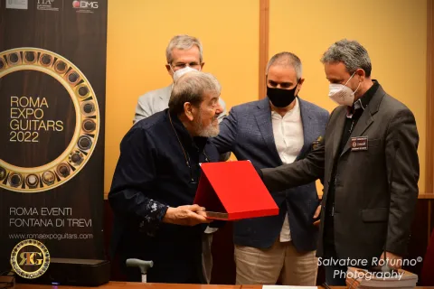 Lifetime Achievement Award to M ° Oscar Ghiglia 10
