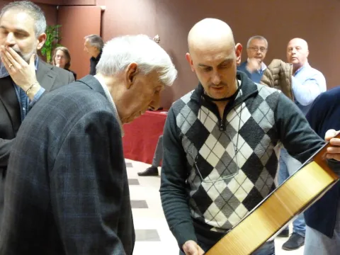 José Roanillos and the guitar makers 7