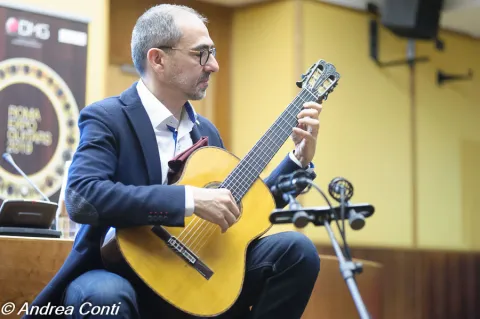CONFERENZA: “L’influenza della Liuteria spagnola del ‘900 nell’evoluzione della chitarra italiana e della sua identità p 22