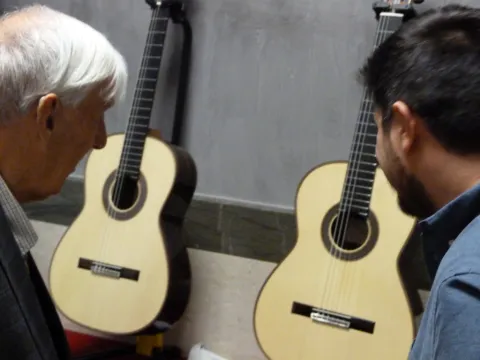 José Roanillos and the guitar makers 43