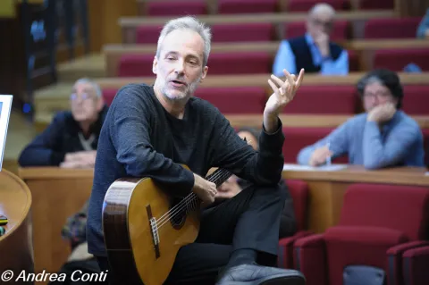 CONFERENZA: “L’influenza della Liuteria spagnola del ‘900 nell’evoluzione della chitarra italiana e della sua identità p 32