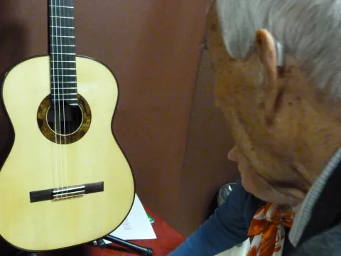 José Roanillos and the guitar makers 32