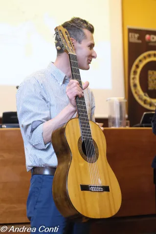 CONFERENZA: “L’influenza della Liuteria spagnola del ‘900 nell’evoluzione della chitarra italiana e della sua identità p 21