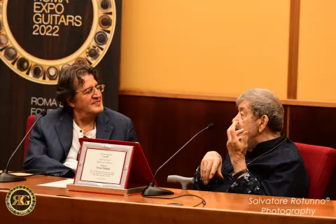 Lifetime Achievement Award to M ° Oscar Ghiglia 24