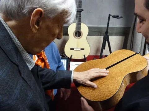 José Roanillos and the guitar makers 65