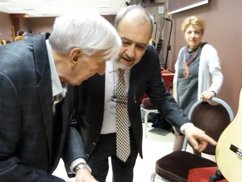 José Roanillos and the guitar makers 16