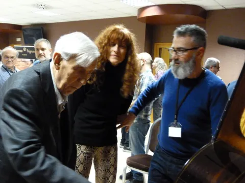 José Roanillos and the guitar makers 34